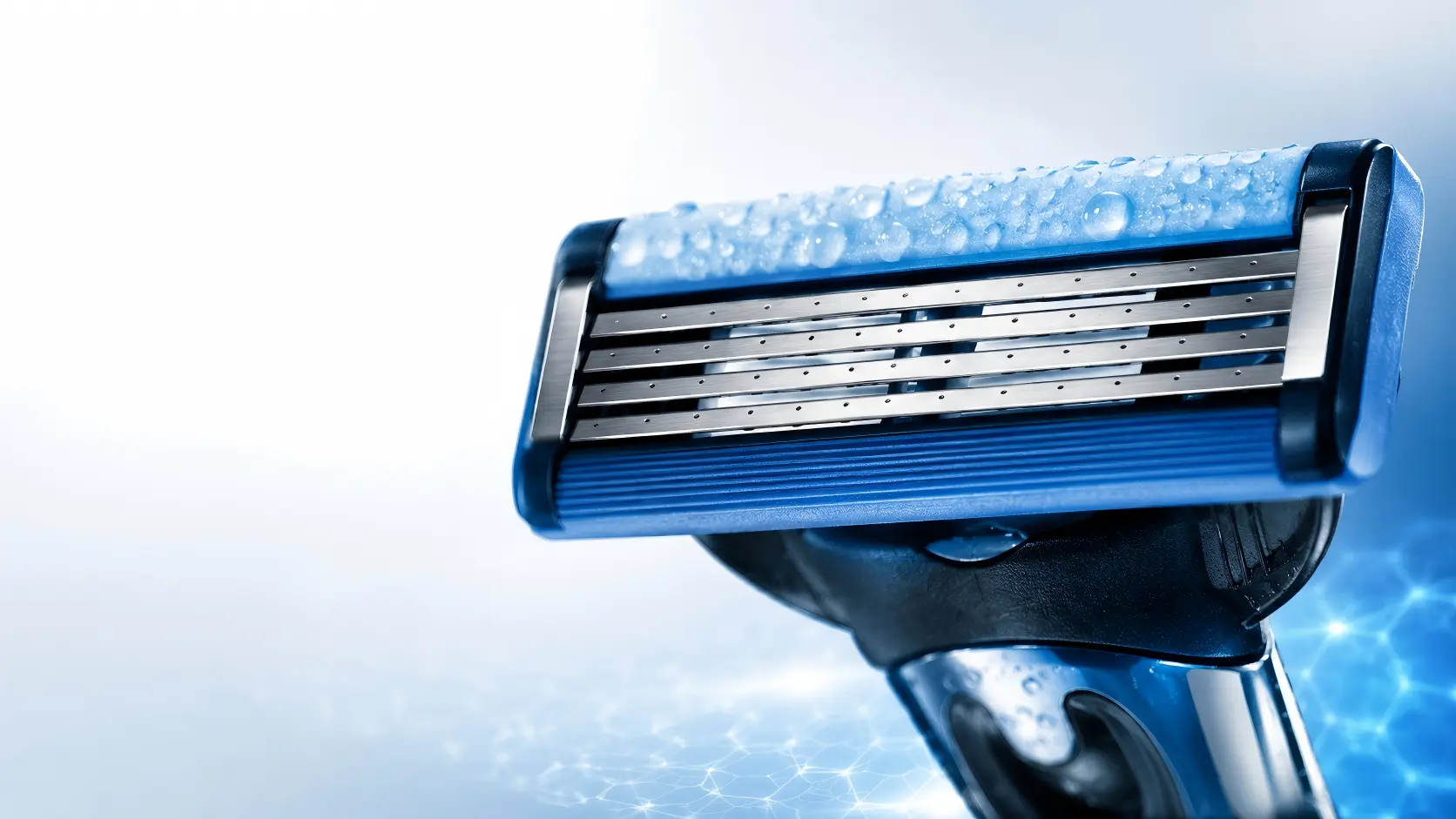 Gros plan d'une cartouche de rasoir à cinq lames avec une bande lubrifiante activée par l'eau pour un rasage plus doux