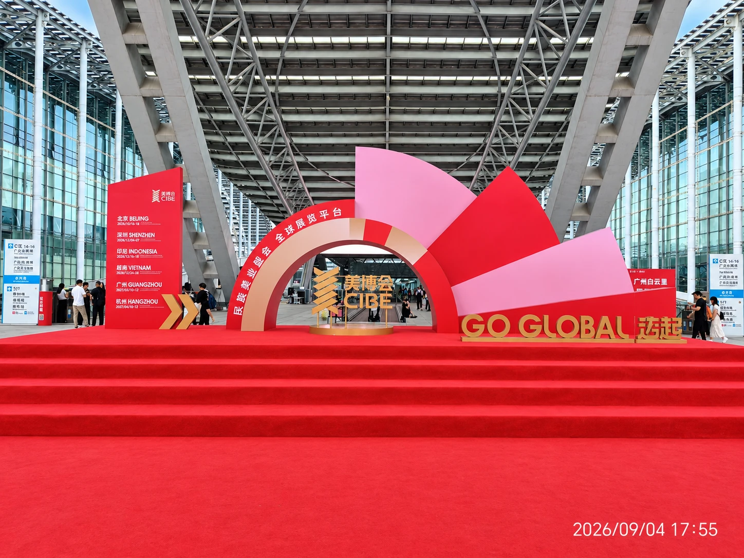 Entrée du hall d'exposition du salon CIBE Guangzhou 2026, avec une décoration rouge et rose et l'inscription « GO GLOBAL » en lettres dorées.