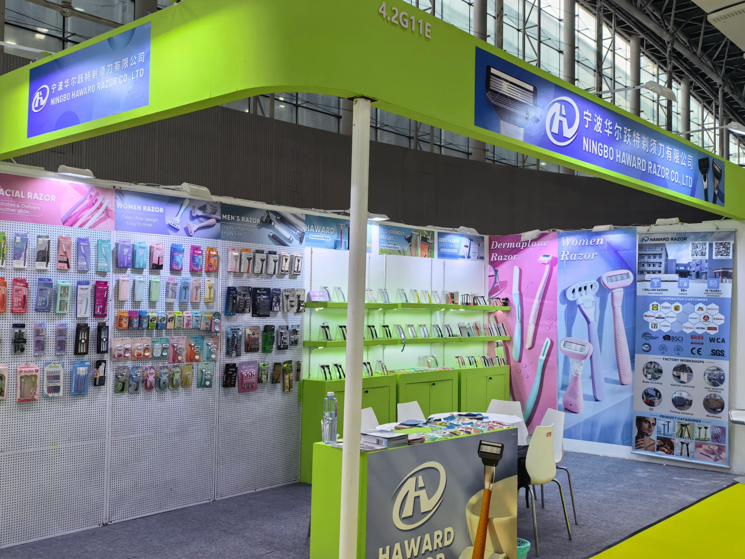 Stand Haward Razor 4.2G11E, présentant des rasoirs emballés et des présentoirs de produits au salon CIBE de Guangzhou 2026.