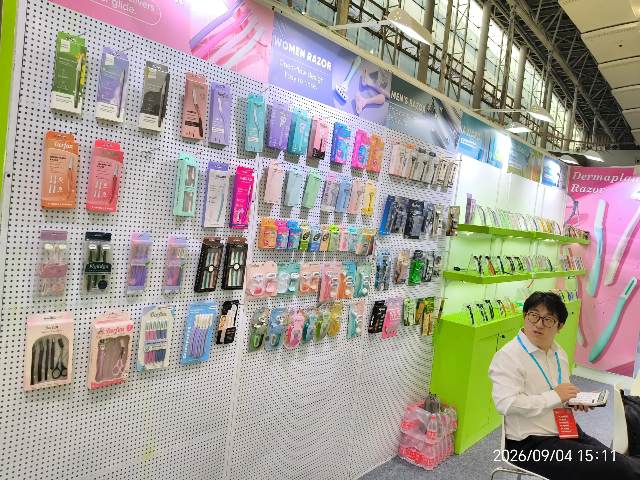 Des rasoirs présentés en boîte, en blister et sur carte suspendue, exposés sur le stand de Haward Razor au salon CIBE 2026.