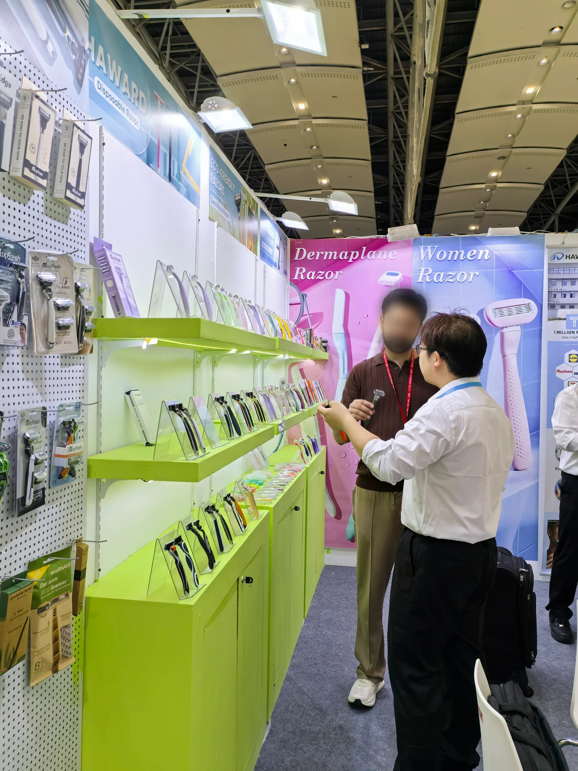 Des échantillons de rasoirs sont examinés à côté du stand Haward Razor au salon CIBE de Guangzhou 2026.