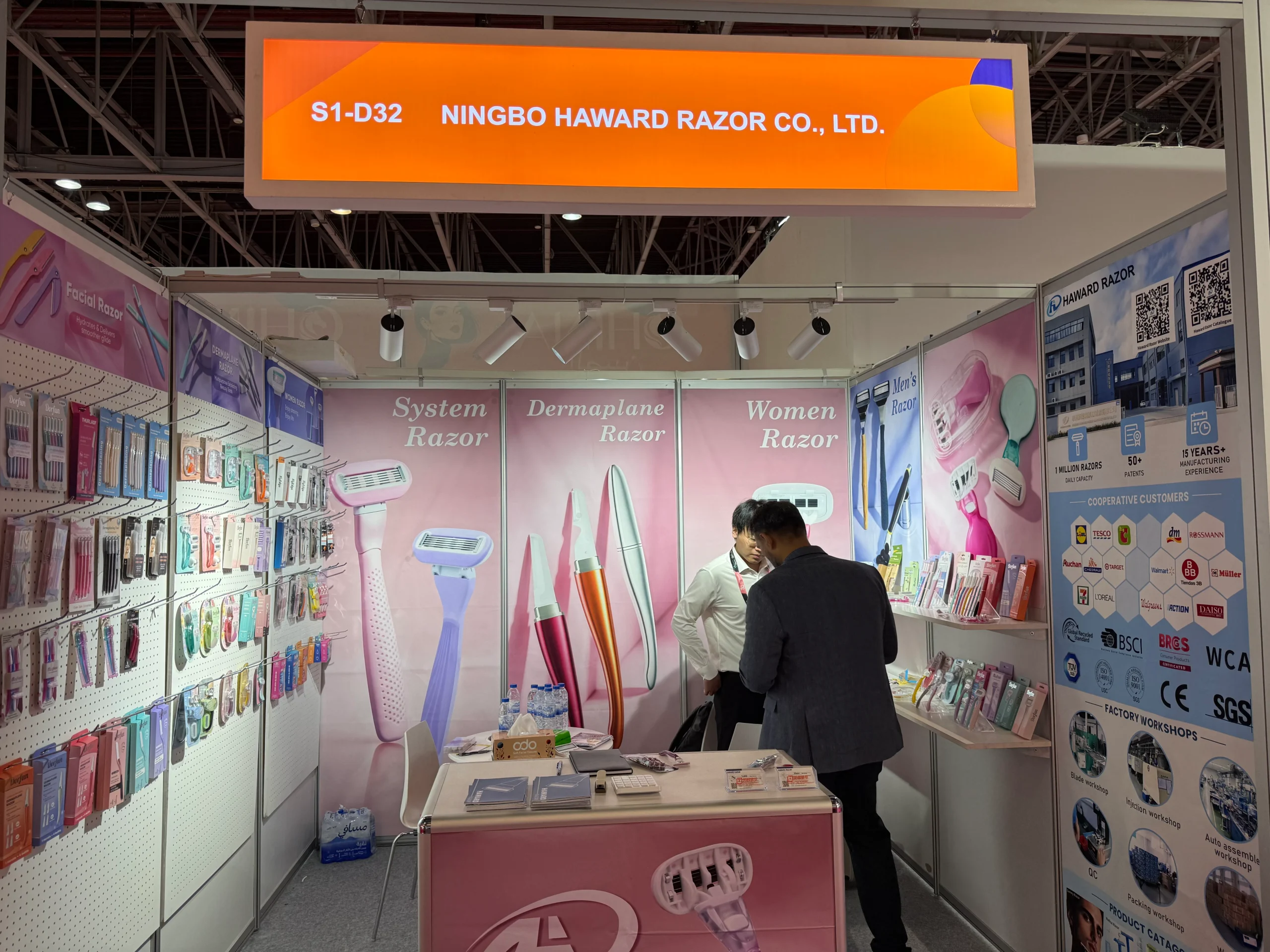 O stand S1-D32 da Haward Razor exibe máquinas de barbear, máquinas de barbear para mulher e acessórios para cuidados faciais na Beautyworld Dubai 2026.